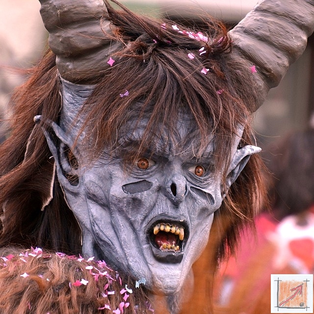 Krampus oder Krampusse in der Fasnet, eine Herausforderung für den Maskenschnitzer und Holzbildhauer. BauFachForum, Baulexikon Wilfried Berger Krampus oder Krampusse in der Fasnet, eine Herausforderung für den Maskenschnitzer und Holzbildhauer. BauFachForum, Baulexikon Wilfried Berger
