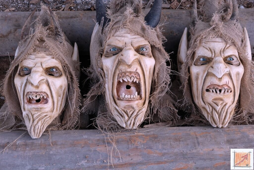 Krampus oder Krampusse in der Fasnet, eine Herausforderung für den Maskenschnitzer und Holzbildhauer. BauFachForum, Baulexikon Wilfried Berger Krampus oder Krampusse in der Fasnet, eine Herausforderung für den Maskenschnitzer und Holzbildhauer. BauFachForum, Baulexikon Wilfried Berger