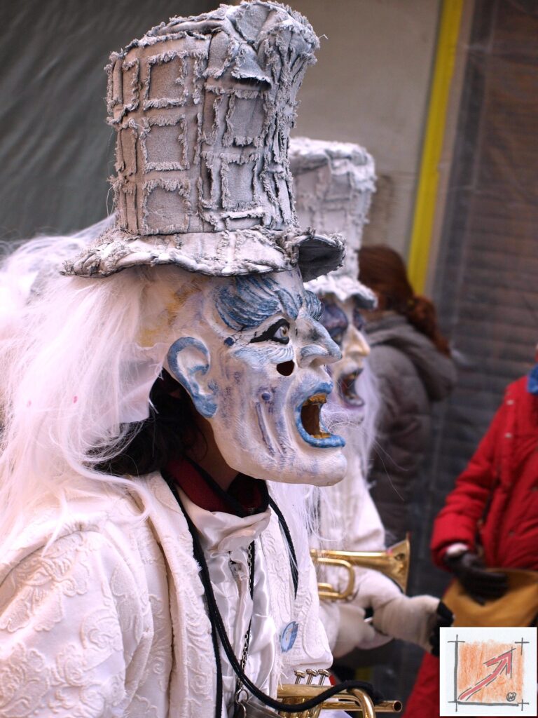Krampus oder Krampusse in der Fasnet, eine Herausforderung für den Maskenschnitzer und Holzbildhauer. BauFachForum, Baulexikon Wilfried Berger Krampus oder Krampusse in der Fasnet, eine Herausforderung für den Maskenschnitzer und Holzbildhauer. BauFachForum, Baulexikon Wilfried Berger