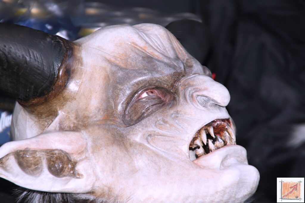 Krampus oder Krampusse in der Fasnet, eine Herausforderung für den Maskenschnitzer und Holzbildhauer. BauFachForum, Baulexikon Wilfried Berger Krampus oder Krampusse in der Fasnet, eine Herausforderung für den Maskenschnitzer und Holzbildhauer. BauFachForum, Baulexikon Wilfried Berger