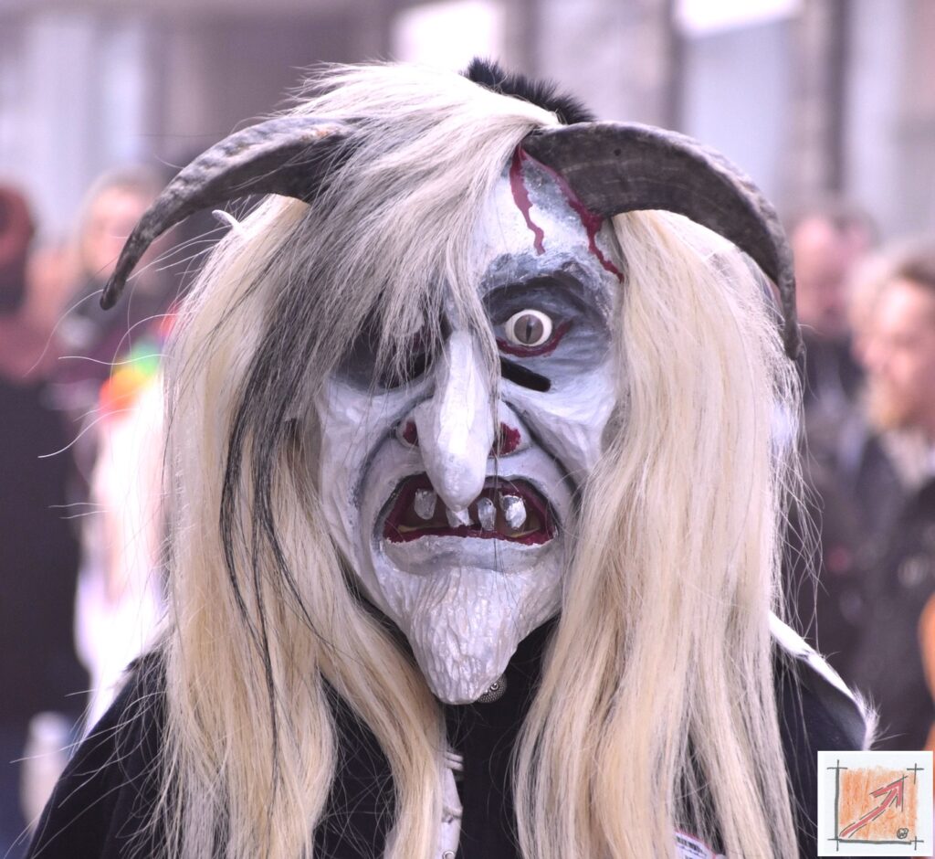Krampus oder Krampusse in der Fasnet, eine Herausforderung für den Maskenschnitzer und Holzbildhauer. BauFachForum, Baulexikon Wilfried Berger Krampus oder Krampusse in der Fasnet, eine Herausforderung für den Maskenschnitzer und Holzbildhauer. BauFachForum, Baulexikon Wilfried Berger