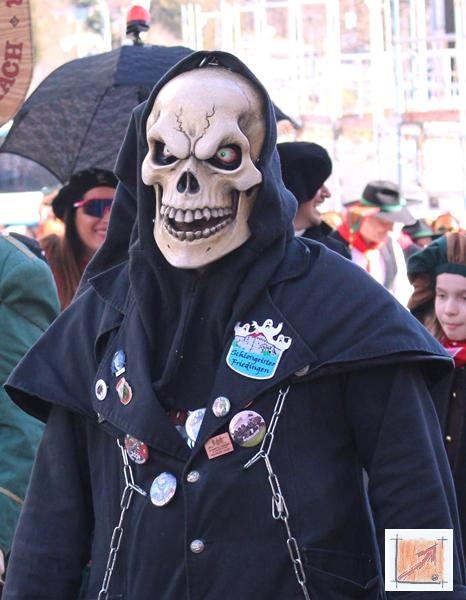 Masken Holzbildhauer Schwäbisch Alemannische Fasnet. Friedinger Schlossgeister, BauFachForum, Baulexikon Wilfried Berger Masken Holzbildhauer Schwäbisch Alemannische Fasnet. Friedinger Schlossgeister, BauFachForum, Baulexikon Wilfried Berger