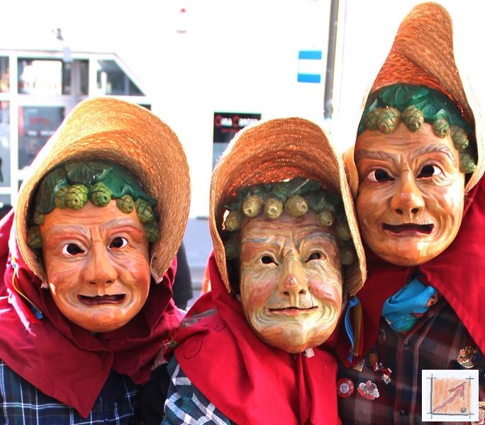 Masken Holzbildhauer schwäbisch Alemannische Fasnet Umzug, BauFachForum, Baulexikon Wilfried Berger Masken Holzbildhauer schwäbisch Alemannische Fasnet Umzug, BauFachForum, Baulexikon Wilfried Berger