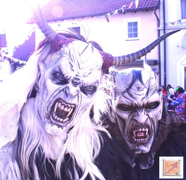 Masken Holzbildhauer schwäbisch Alemannische Fasnet Umzug, BauFachForum, Baulexikon Wilfried Berger Masken Holzbildhauer schwäbisch Alemannische Fasnet Umzug, BauFachForum, Baulexikon Wilfried Berger