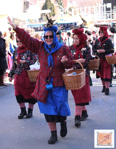 Masken Holzbildhauer Schwäbisch Alemannische Fasnet. Zizenhausener Terrakotta-Weible. BauFachForum, Baulexikon Wilfried Berger. Masken Holzbildhauer Schwäbisch Alemannische Fasnet. Zizenhausener Terrakotta-Weible. BauFachForum, Baulexikon Wilfried Berger.
