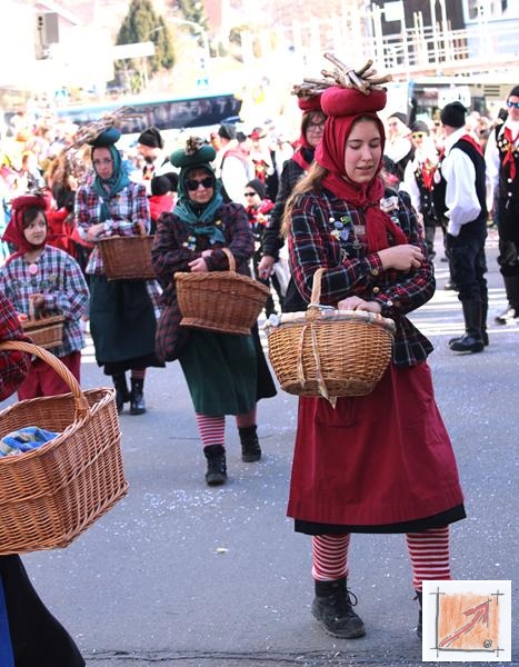Masken Holzbildhauer Schwäbisch Alemannische Fasnet. Zizenhausener Terrakotta-Weible. BauFachForum, Baulexikon Wilfried Berger. Masken Holzbildhauer Schwäbisch Alemannische Fasnet. Zizenhausener Terrakotta-Weible. BauFachForum, Baulexikon Wilfried Berger.
