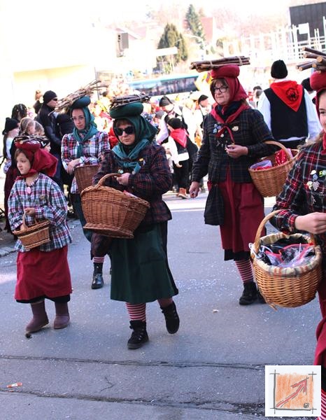 Masken Holzbildhauer Schwäbisch Alemannische Fasnet. Zizenhausener Terrakotta-Weible. BauFachForum, Baulexikon Wilfried Berger. Masken Holzbildhauer Schwäbisch Alemannische Fasnet. Zizenhausener Terrakotta-Weible. BauFachForum, Baulexikon Wilfried Berger.
