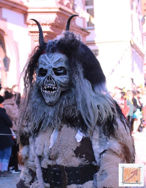 Masken Holzbildhauer in der Fasnet, Perchten vom Bodensee. BauFachForum, Baulexikon Wilfried Berger. Masken Holzbildhauer in der Fasnet, Perchten vom Bodensee. BauFachForum, Baulexikon Wilfried Berger.