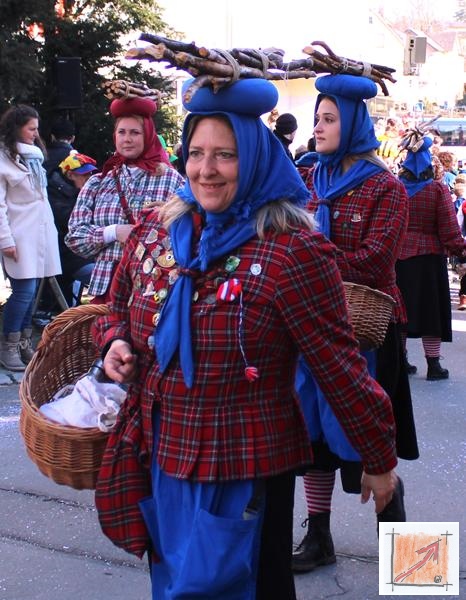 Masken Holzbildhauer Schwäbisch Alemannische Fasnet. Zizenhausener Terrakotta-Weible. BauFachForum, Baulexikon Wilfried Berger. Masken Holzbildhauer Schwäbisch Alemannische Fasnet. Zizenhausener Terrakotta-Weible. BauFachForum, Baulexikon Wilfried Berger.