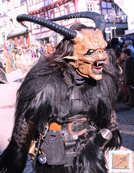 Masken Holzbildhauer in der Fasnet, Perchten vom Bodensee. BauFachForum, Baulexikon Wilfried Berger. Masken Holzbildhauer in der Fasnet, Perchten vom Bodensee. BauFachForum, Baulexikon Wilfried Berger.