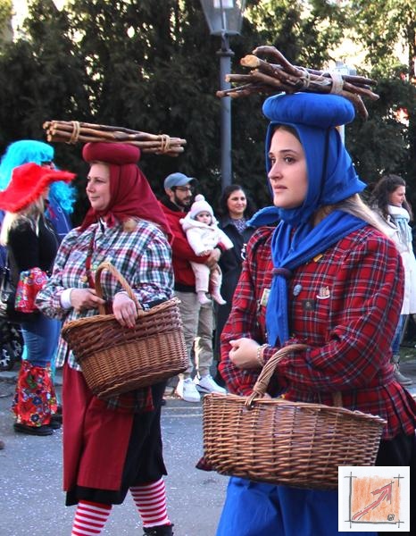 Masken Holzbildhauer Schwäbisch Alemannische Fasnet. Zizenhausener Terrakotta-Weible. BauFachForum, Baulexikon Wilfried Berger. Masken Holzbildhauer Schwäbisch Alemannische Fasnet. Zizenhausener Terrakotta-Weible. BauFachForum, Baulexikon Wilfried Berger.