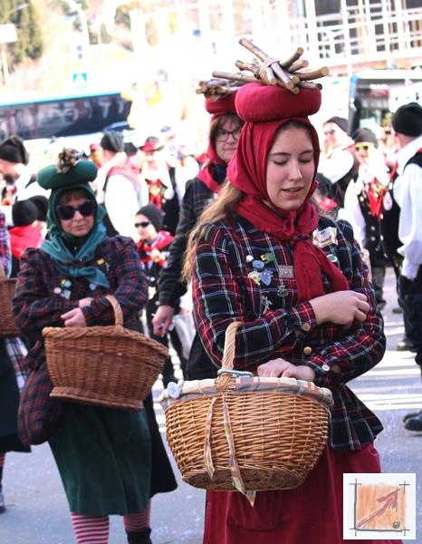 Masken Holzbildhauer Schwäbisch Alemannische Fasnet. Zizenhausener Terrakotta-Weible. BauFachForum, Baulexikon Wilfried Berger. Masken Holzbildhauer Schwäbisch Alemannische Fasnet. Zizenhausener Terrakotta-Weible. BauFachForum, Baulexikon Wilfried Berger.