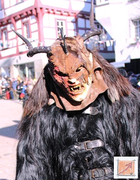 Masken Holzbildhauer in der Fasnet, Perchten vom Bodensee. BauFachForum, Baulexikon Wilfried Berger. Masken Holzbildhauer in der Fasnet, Perchten vom Bodensee. BauFachForum, Baulexikon Wilfried Berger.
