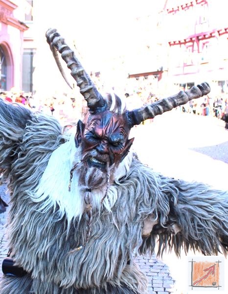 Masken Holzbildhauer in der Fasnet, Perchten vom Bodensee. BauFachForum, Baulexikon Wilfried Berger. Masken Holzbildhauer in der Fasnet, Perchten vom Bodensee. BauFachForum, Baulexikon Wilfried Berger.