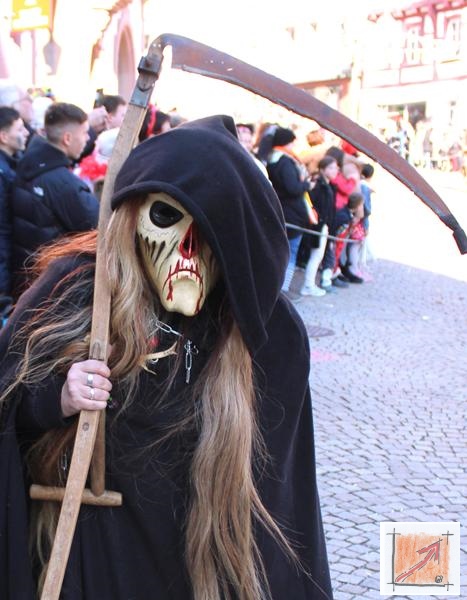 Masken Holzbildhauer in der Fasnet, Perchten vom Bodensee. BauFachForum, Baulexikon Wilfried Berger. Masken Holzbildhauer in der Fasnet, Perchten vom Bodensee. BauFachForum, Baulexikon Wilfried Berger.