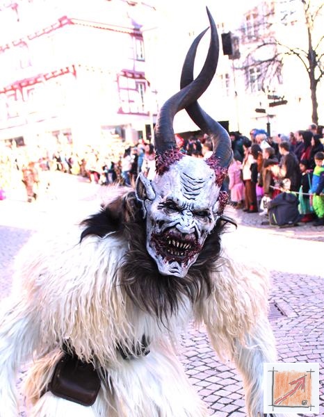 Masken Holzbildhauer in der Fasnet, Perchten vom Bodensee. BauFachForum, Baulexikon Wilfried Berger. Masken Holzbildhauer in der Fasnet, Perchten vom Bodensee. BauFachForum, Baulexikon Wilfried Berger.