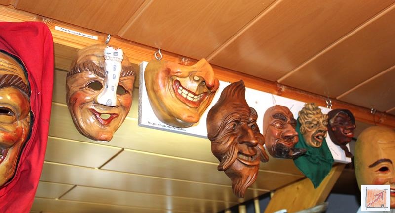 Masken aus dem Maskenmuseum Helmut Deuringer Ravensburg mit Masken vom Maskenschnitzer Jogi Weiß aus Ravensburg. BauFachForum Baulexikon Wilfried Berger Masken aus dem Maskenmuseum Helmut Deuringer Ravensburg mit Masken vom Maskenschnitzer Jogi Weiß aus Ravensburg. BauFachForum Baulexikon Wilfried Berger