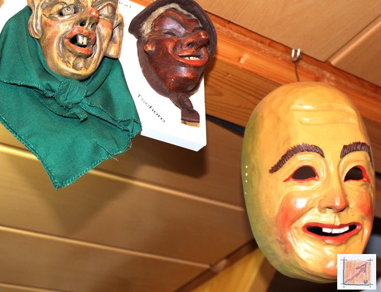 Masken aus dem Maskenmuseum Helmut Deuringer Ravensburg mit Masken vom Maskenschnitzer Jogi Weiß aus Ravensburg. BauFachForum Baulexikon Wilfried Berger Masken aus dem Maskenmuseum Helmut Deuringer Ravensburg mit Masken vom Maskenschnitzer Jogi Weiß aus Ravensburg. BauFachForum Baulexikon Wilfried Berger