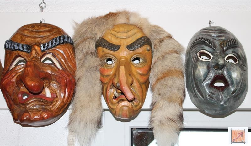 Masken aus dem Maskenmuseum Helmut Deuringer Ravensburg mit Masken vom Maskenschnitzer Jogi Weiß aus Ravensburg. BauFachForum Baulexikon Wilfried Berger Masken aus dem Maskenmuseum Helmut Deuringer Ravensburg mit Masken vom Maskenschnitzer Jogi Weiß aus Ravensburg. BauFachForum Baulexikon Wilfried Berger