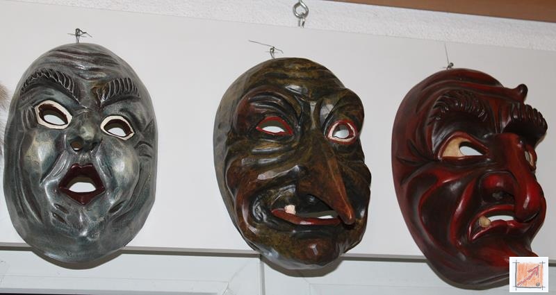 Masken aus dem Maskenmuseum Helmut Deuringer Ravensburg mit Masken vom Maskenschnitzer Jogi Weiß aus Ravensburg. BauFachForum Baulexikon Wilfried Berger Masken aus dem Maskenmuseum Helmut Deuringer Ravensburg mit Masken vom Maskenschnitzer Jogi Weiß aus Ravensburg. BauFachForum Baulexikon Wilfried Berger