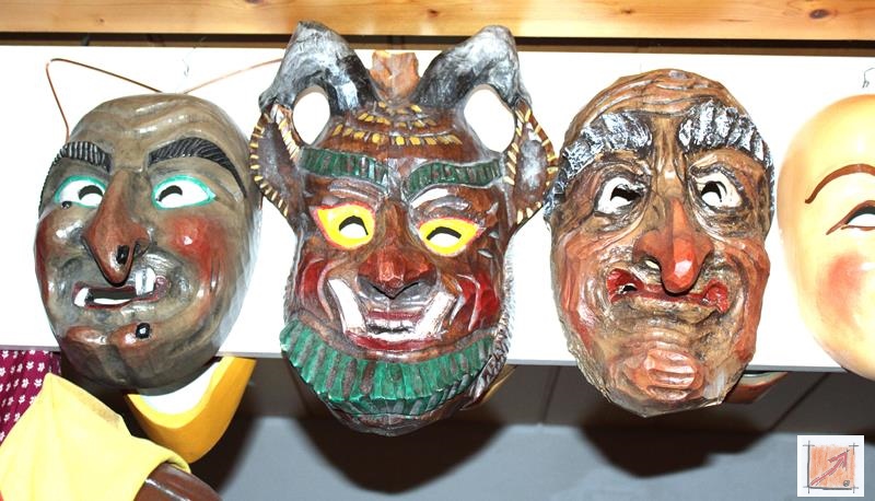 Masken aus dem Maskenmuseum Helmut Deuringer Ravensburg mit Masken vom Maskenschnitzer Jogi Weiß aus Ravensburg. BauFachForum Baulexikon Wilfried Berger Masken aus dem Maskenmuseum Helmut Deuringer Ravensburg mit Masken vom Maskenschnitzer Jogi Weiß aus Ravensburg. BauFachForum Baulexikon Wilfried Berger
