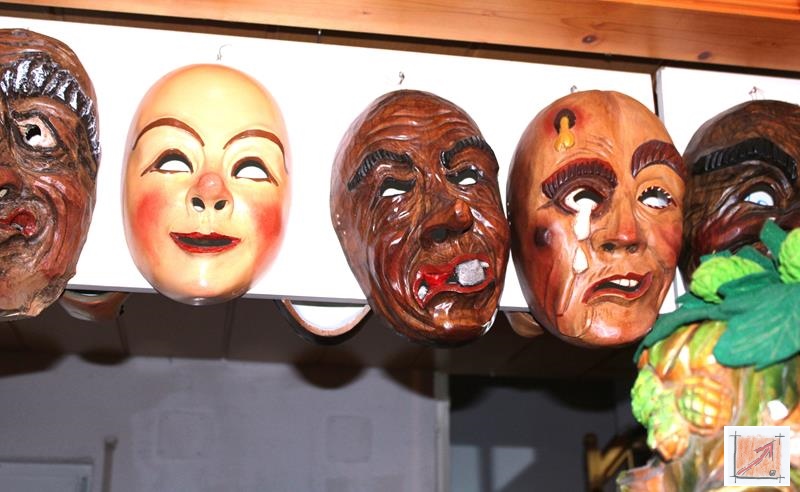 Masken aus dem Maskenmuseum Helmut Deuringer Ravensburg mit Masken vom Maskenschnitzer Jogi Weiß aus Ravensburg. BauFachForum Baulexikon Wilfried Berger Masken aus dem Maskenmuseum Helmut Deuringer Ravensburg mit Masken vom Maskenschnitzer Jogi Weiß aus Ravensburg. BauFachForum Baulexikon Wilfried Berger