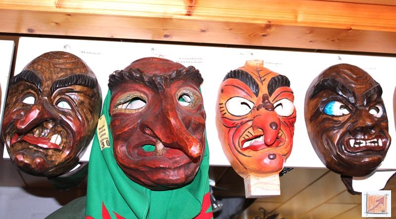 Masken aus dem Maskenmuseum Helmut Deuringer Ravensburg mit Masken vom Maskenschnitzer Jogi Weiß aus Ravensburg. BauFachForum Baulexikon Wilfried Berger Masken aus dem Maskenmuseum Helmut Deuringer Ravensburg mit Masken vom Maskenschnitzer Jogi Weiß aus Ravensburg. BauFachForum Baulexikon Wilfried Berger