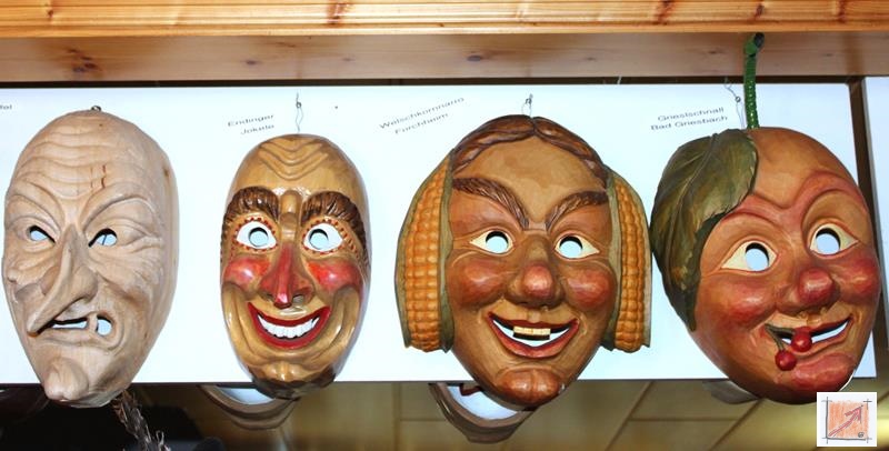 Masken aus dem Maskenmuseum Helmut Deuringer Ravensburg mit Masken vom Maskenschnitzer Jogi Weiß aus Ravensburg. BauFachForum Baulexikon Wilfried Berger Masken aus dem Maskenmuseum Helmut Deuringer Ravensburg mit Masken vom Maskenschnitzer Jogi Weiß aus Ravensburg. BauFachForum Baulexikon Wilfried Berger