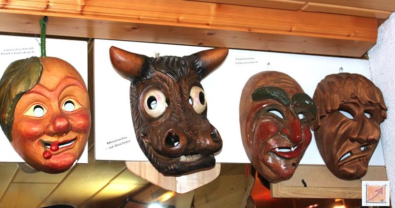 Masken aus dem Maskenmuseum Helmut Deuringer Ravensburg mit Masken vom Maskenschnitzer Jogi Weiß aus Ravensburg. BauFachForum Baulexikon Wilfried Berger Masken aus dem Maskenmuseum Helmut Deuringer Ravensburg mit Masken vom Maskenschnitzer Jogi Weiß aus Ravensburg. BauFachForum Baulexikon Wilfried Berger