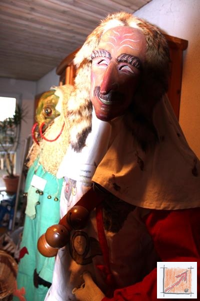 Masken aus dem Maskenmuseum Helmut Deuringer Ravensburg mit Masken vom Maskenschnitzer Jogi Weiß aus Ravensburg. BauFachForum Baulexikon Wilfried Berger Masken aus dem Maskenmuseum Helmut Deuringer Ravensburg mit Masken vom Maskenschnitzer Jogi Weiß aus Ravensburg. BauFachForum Baulexikon Wilfried Berger