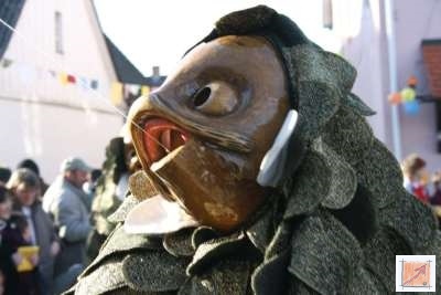 Masken aus dem Maskenmuseum Helmut Deuringer Ravensburg mit Masken vom Maskenschnitzer Jogi Weiß aus Ravensburg. BauFachForum Baulexikon Wilfried Berger Masken aus dem Maskenmuseum Helmut Deuringer Ravensburg mit Masken vom Maskenschnitzer Jogi Weiß aus Ravensburg. BauFachForum Baulexikon Wilfried Berger