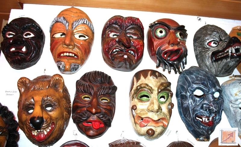 Masken aus dem Maskenmuseum Helmut Deuringer Ravensburg mit Masken vom Maskenschnitzer Jogi Weiß aus Ravensburg. BauFachForum Baulexikon Wilfried Berger Masken aus dem Maskenmuseum Helmut Deuringer Ravensburg mit Masken vom Maskenschnitzer Jogi Weiß aus Ravensburg. BauFachForum Baulexikon Wilfried Berger