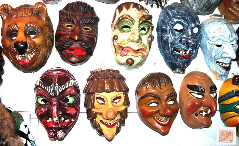 Masken aus dem Maskenmuseum Helmut Deuringer Ravensburg mit Masken vom Maskenschnitzer Jogi Weiß aus Ravensburg. BauFachForum Baulexikon Wilfried Berger Masken aus dem Maskenmuseum Helmut Deuringer Ravensburg mit Masken vom Maskenschnitzer Jogi Weiß aus Ravensburg. BauFachForum Baulexikon Wilfried Berger