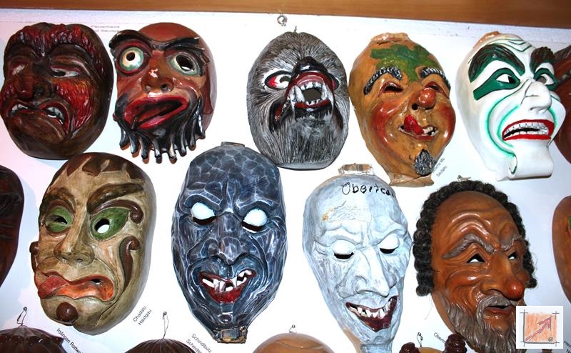 Masken aus dem Maskenmuseum Helmut Deuringer Ravensburg mit Masken vom Maskenschnitzer Jogi Weiß aus Ravensburg. BauFachForum Baulexikon Wilfried Berger Masken aus dem Maskenmuseum Helmut Deuringer Ravensburg mit Masken vom Maskenschnitzer Jogi Weiß aus Ravensburg. BauFachForum Baulexikon Wilfried Berger