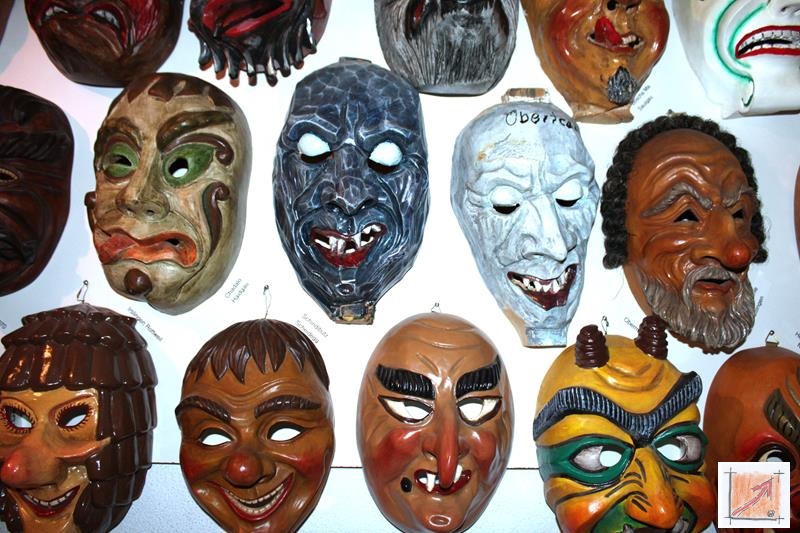 Masken aus dem Maskenmuseum Helmut Deuringer Ravensburg mit Masken vom Maskenschnitzer Jogi Weiß aus Ravensburg. BauFachForum Baulexikon Wilfried Berger Masken aus dem Maskenmuseum Helmut Deuringer Ravensburg mit Masken vom Maskenschnitzer Jogi Weiß aus Ravensburg. BauFachForum Baulexikon Wilfried Berger