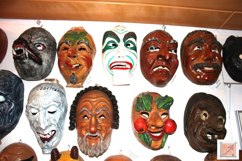 Masken aus dem Maskenmuseum Helmut Deuringer Ravensburg mit Masken vom Maskenschnitzer Jogi Weiß aus Ravensburg. BauFachForum Baulexikon Wilfried Berger Masken aus dem Maskenmuseum Helmut Deuringer Ravensburg mit Masken vom Maskenschnitzer Jogi Weiß aus Ravensburg. BauFachForum Baulexikon Wilfried Berger