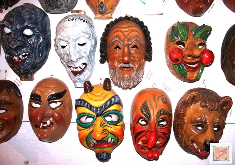 Masken aus dem Maskenmuseum Helmut Deuringer Ravensburg mit Masken vom Maskenschnitzer Jogi Weiß aus Ravensburg. BauFachForum Baulexikon Wilfried Berger Masken aus dem Maskenmuseum Helmut Deuringer Ravensburg mit Masken vom Maskenschnitzer Jogi Weiß aus Ravensburg. BauFachForum Baulexikon Wilfried Berger