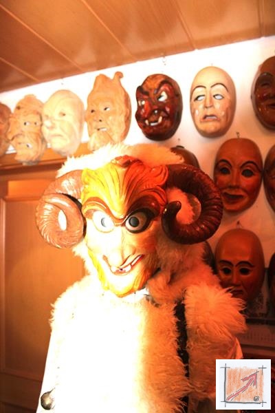 Masken aus dem Maskenmuseum Helmut Deuringer Ravensburg mit Masken vom Maskenschnitzer Jogi Weiß aus Ravensburg. BauFachForum Baulexikon Wilfried Berger Masken aus dem Maskenmuseum Helmut Deuringer Ravensburg mit Masken vom Maskenschnitzer Jogi Weiß aus Ravensburg. BauFachForum Baulexikon Wilfried Berger