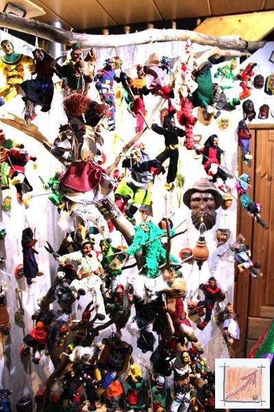 Masken aus dem Maskenmuseum Helmut Deuringer Ravensburg mit Masken vom Maskenschnitzer Jogi Weiß aus Ravensburg. BauFachForum Baulexikon Wilfried Berger Masken aus dem Maskenmuseum Helmut Deuringer Ravensburg mit Masken vom Maskenschnitzer Jogi Weiß aus Ravensburg. BauFachForum Baulexikon Wilfried Berger