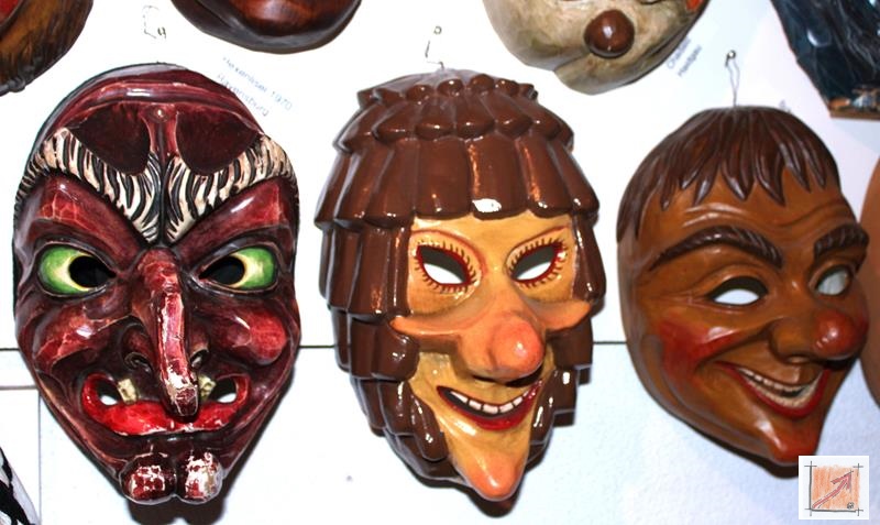 Masken aus dem Maskenmuseum Helmut Deuringer Ravensburg mit Masken vom Maskenschnitzer Jogi Weiß aus Ravensburg. BauFachForum Baulexikon Wilfried Berger Masken aus dem Maskenmuseum Helmut Deuringer Ravensburg mit Masken vom Maskenschnitzer Jogi Weiß aus Ravensburg. BauFachForum Baulexikon Wilfried Berger