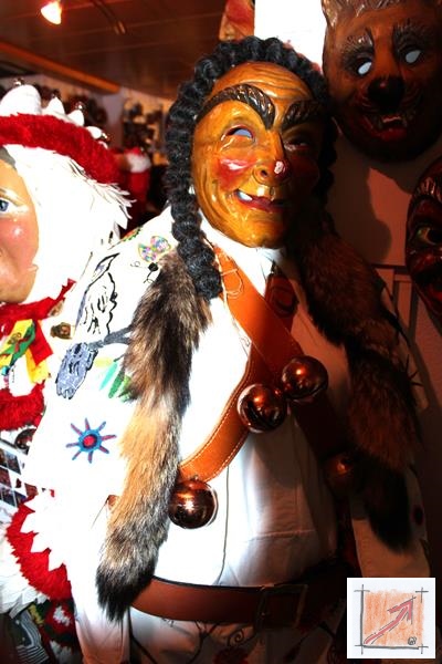 Masken aus dem Maskenmuseum Helmut Deuringer Ravensburg mit Masken vom Maskenschnitzer Jogi Weiß aus Ravensburg. BauFachForum Baulexikon Wilfried Berger Masken aus dem Maskenmuseum Helmut Deuringer Ravensburg mit Masken vom Maskenschnitzer Jogi Weiß aus Ravensburg. BauFachForum Baulexikon Wilfried Berger