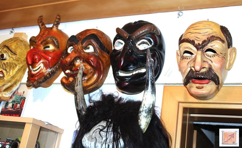 Masken aus dem Maskenmuseum Helmut Deuringer Ravensburg mit Masken vom Maskenschnitzer Jogi Weiß aus Ravensburg. BauFachForum Baulexikon Wilfried Berger Masken aus dem Maskenmuseum Helmut Deuringer Ravensburg mit Masken vom Maskenschnitzer Jogi Weiß aus Ravensburg. BauFachForum Baulexikon Wilfried Berger