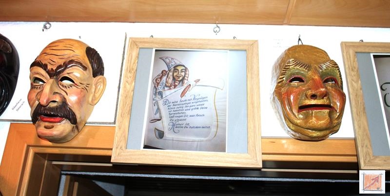 Masken aus dem Maskenmuseum Helmut Deuringer Ravensburg mit Masken vom Maskenschnitzer Jogi Weiß aus Ravensburg. BauFachForum Baulexikon Wilfried Berger Masken aus dem Maskenmuseum Helmut Deuringer Ravensburg mit Masken vom Maskenschnitzer Jogi Weiß aus Ravensburg. BauFachForum Baulexikon Wilfried Berger