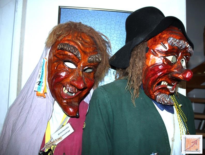 Masken aus dem Maskenmuseum Helmut Deuringer Ravensburg mit Masken vom Maskenschnitzer Jogi Weiß aus Ravensburg. BauFachForum Baulexikon Wilfried Berger Masken aus dem Maskenmuseum Helmut Deuringer Ravensburg mit Masken vom Maskenschnitzer Jogi Weiß aus Ravensburg. BauFachForum Baulexikon Wilfried Berger