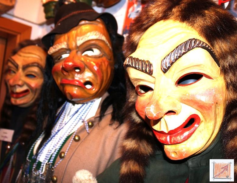 Masken aus dem Maskenmuseum Helmut Deuringer Ravensburg mit Masken vom Maskenschnitzer Jogi Weiß aus Ravensburg. BauFachForum Baulexikon Wilfried Berger Masken aus dem Maskenmuseum Helmut Deuringer Ravensburg mit Masken vom Maskenschnitzer Jogi Weiß aus Ravensburg. BauFachForum Baulexikon Wilfried Berger