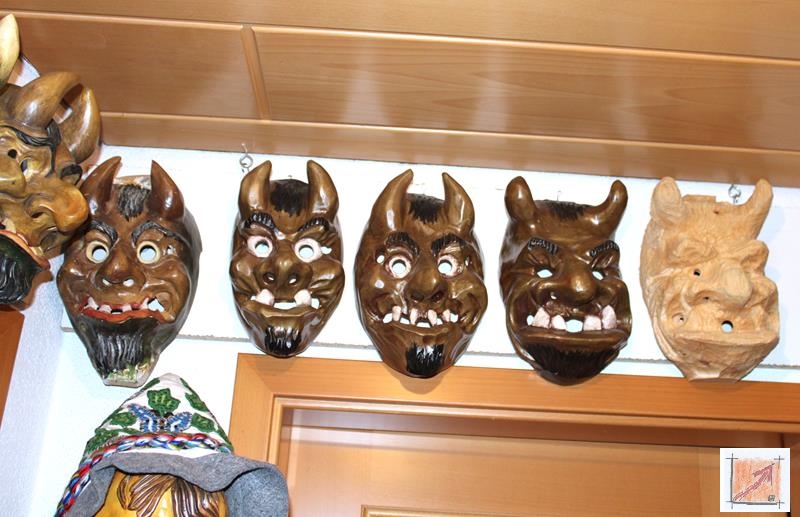 Masken aus dem Maskenmuseum Helmut Deuringer Ravensburg mit Masken vom Maskenschnitzer Jogi Weiß aus Ravensburg. BauFachForum Baulexikon Wilfried Berger Masken aus dem Maskenmuseum Helmut Deuringer Ravensburg mit Masken vom Maskenschnitzer Jogi Weiß aus Ravensburg. BauFachForum Baulexikon Wilfried Berger