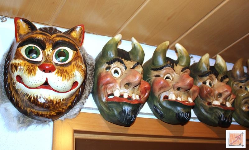 Masken aus dem Maskenmuseum Helmut Deuringer Ravensburg mit Masken vom Maskenschnitzer Jogi Weiß aus Ravensburg. BauFachForum Baulexikon Wilfried Berger Masken aus dem Maskenmuseum Helmut Deuringer Ravensburg mit Masken vom Maskenschnitzer Jogi Weiß aus Ravensburg. BauFachForum Baulexikon Wilfried Berger