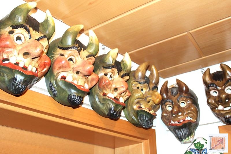 Masken aus dem Maskenmuseum Helmut Deuringer Ravensburg mit Masken vom Maskenschnitzer Jogi Weiß aus Ravensburg. BauFachForum Baulexikon Wilfried Berger Masken aus dem Maskenmuseum Helmut Deuringer Ravensburg mit Masken vom Maskenschnitzer Jogi Weiß aus Ravensburg. BauFachForum Baulexikon Wilfried Berger