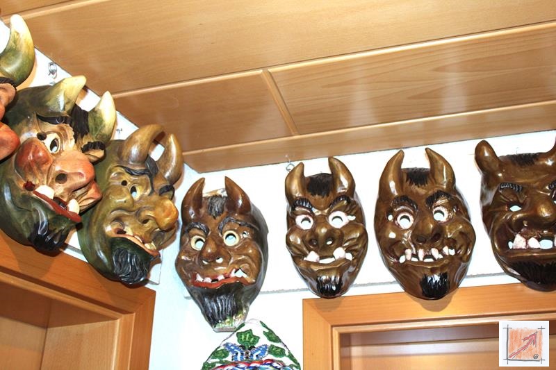 Masken aus dem Maskenmuseum Helmut Deuringer Ravensburg mit Masken vom Maskenschnitzer Jogi Weiß aus Ravensburg. BauFachForum Baulexikon Wilfried Berger Masken aus dem Maskenmuseum Helmut Deuringer Ravensburg mit Masken vom Maskenschnitzer Jogi Weiß aus Ravensburg. BauFachForum Baulexikon Wilfried Berger