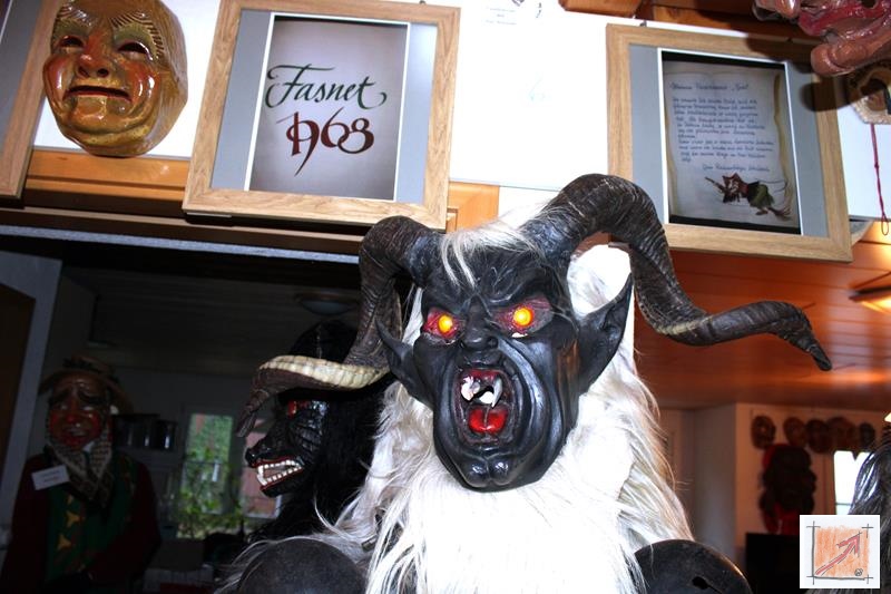 Masken aus dem Maskenmuseum Helmut Deuringer Ravensburg mit Masken vom Maskenschnitzer Jogi Weiß aus Ravensburg. BauFachForum Baulexikon Wilfried Berger Masken aus dem Maskenmuseum Helmut Deuringer Ravensburg mit Masken vom Maskenschnitzer Jogi Weiß aus Ravensburg. BauFachForum Baulexikon Wilfried Berger